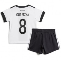 Camisa de Futebol Alemanha Leon Goretzka #8 Equipamento Principal Infantil Mundo 2022 Manga Curta (+ Calças curtas)